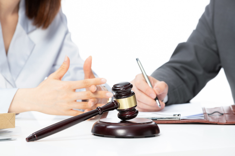 公司虚增营收20亿财务造假,实控人可能触犯违规披露重要信息罪还是欺诈发行证券罪?