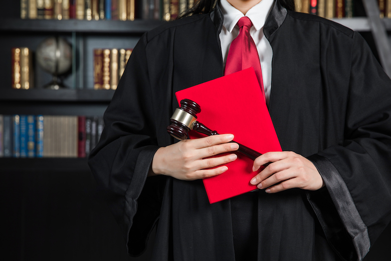 朋友借了我 5 万元一直不还,我一气之下开走了他停在路边的车,他报警说我抢劫,会牵扯到刑事案件吗?