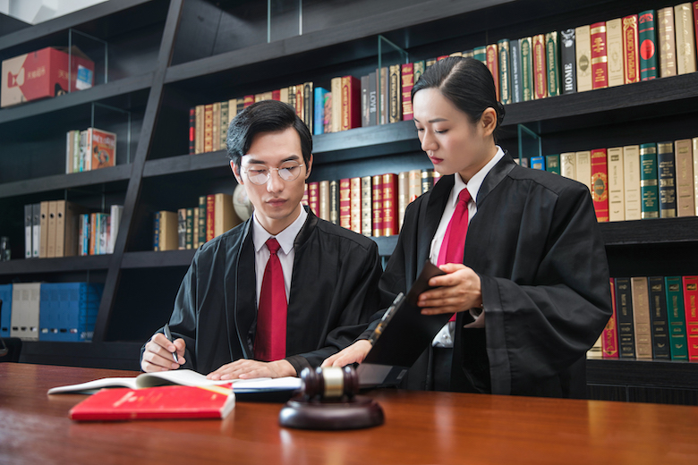 破解了某付费学习网站的会员限制,把账号分享给了十几个朋友,这种行为会被认定为犯罪吗?需要清律师不?