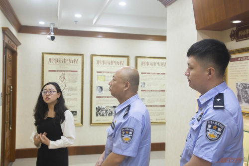 艾述洪主任与成都市公安局青羊分局民警同志就政协提案工作进行面对面沟通交流 庭立方 艾述洪主任与成都市公安局青羊分局民警同志就政协提案工作进行面对面沟通交流 庭立方