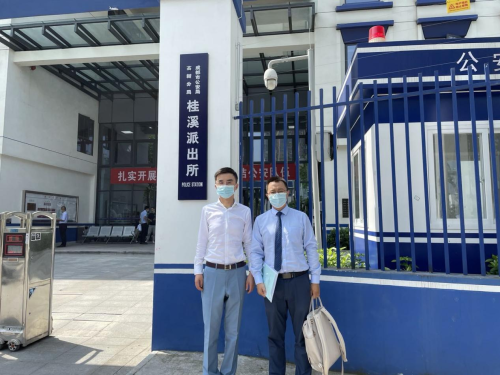 庭立方 四川卓安律师事务所管理合伙人詹勇律师 石大海律师前往成都市公安局高新分局桂溪派出所就w某涉嫌诈骗罪一案与办案警官进行沟通 庭立方 庭立方 四川卓安律师事务所管理合伙人詹勇律师 石大海律师前往成都市公安局高新分局桂溪派出所就w某涉嫌诈骗罪一案与办案警官进行沟通 庭立方