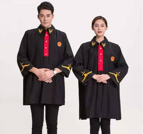 我国律师在法庭上穿什么衣服?为什么不戴假发?